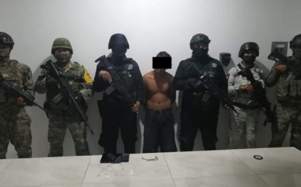 Detienen a joven por portación de narcóticos en zona de invasión en Tulum