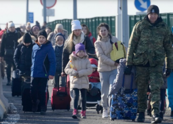 Más de 100 mil personas huyen de Ucrania tras el ataque de Rusia
