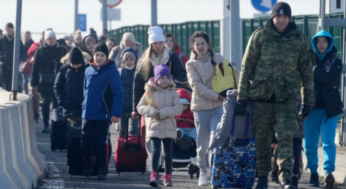 Más de 100 mil personas huyen de Ucrania tras el ataque de Rusia