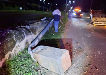 Joven sale ileso tras derribar un poste de luz y volcar su auto en Cancún