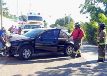 Automovilista choca contra ambulancia en Cancún