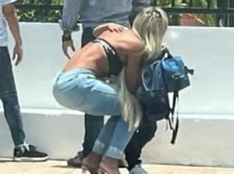 Sexy mamá se viraliza al ser blanco de críticas de otras mamás