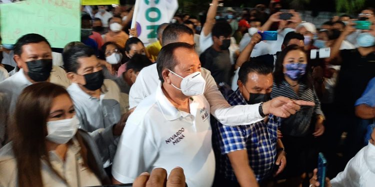 Se registra Nivardo Mena con el MAS