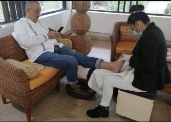 Viralizán foto del gobernador de Tabasco al momento del pedicure