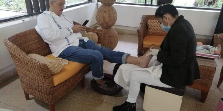 Viralizán foto del gobernador de Tabasco al momento del pedicure