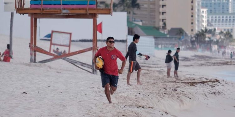 Rescatan a turista a punto de ahogarse en Playa Delfines