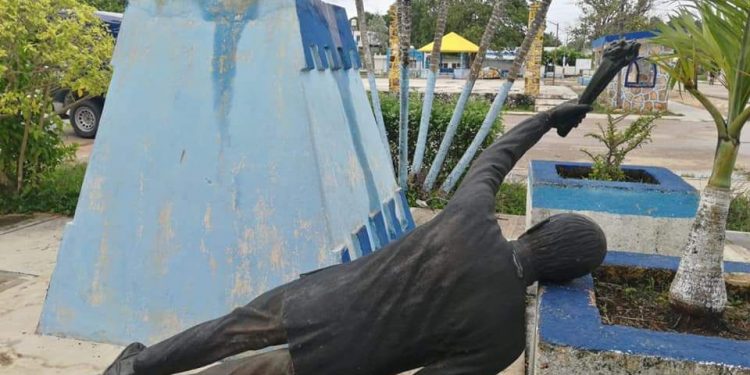Particulares rescatan estatua de Cecilio Chi, ante la indiferencia de Mary Hernández