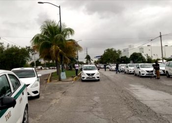 Taxistas protestan ante la Fiscalía en Cancún luego de detención de sus compañeros