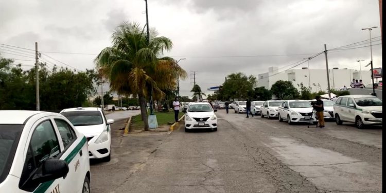 Taxistas protestan ante la Fiscalía en Cancún luego de detención de sus compañeros