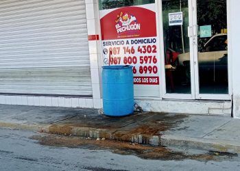 Empresa «Pechugón» deja residuos orgánicos y grasas regados en la banqueta