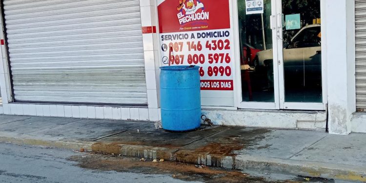 Empresa «Pechugón» deja residuos orgánicos y grasas regados en la banqueta