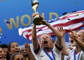 Federación de fútbol de EU se compromete a pagar por igual a hombres y mujeres