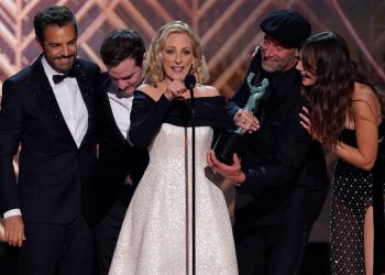 Película ‘CODA’ dirigida por Eugenio Derbez se lleva los premios de SAG Awards