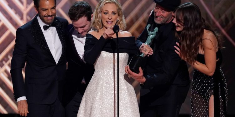 Película ‘CODA’ dirigida por Eugenio Derbez se lleva los premios de SAG Awards