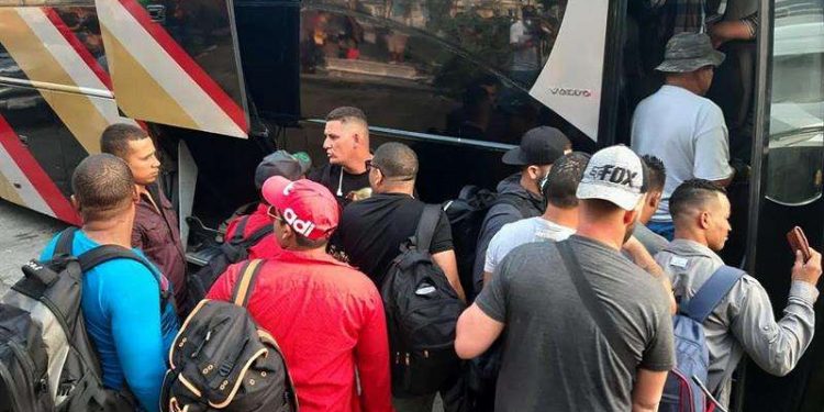 Grupo de migrantes son regresados a La Habana