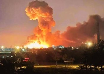 Rusos bombardean un depósito de petróleo en kiev