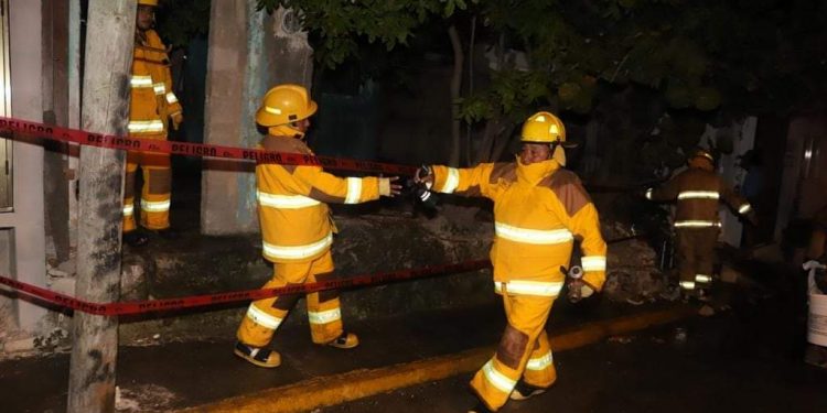 Controlan incendio en una colonia de Isla Mujeres