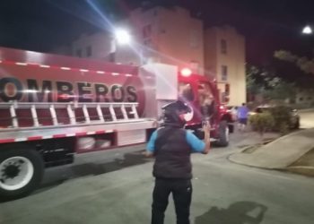 Rescatan a joven que se encontraba atrapada en su domicilio durante un incendio