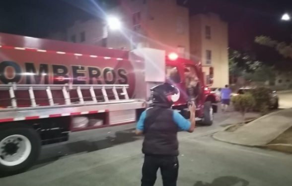 Rescatan a joven que se encontraba atrapada en su domicilio durante un incendio