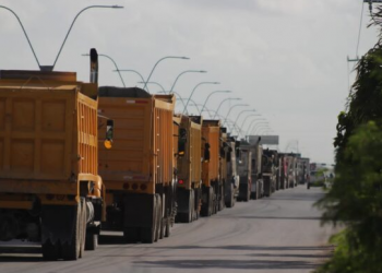 Transportistas se suman a paro nacional y desquician carretera Playa del Carmen – Cancún
