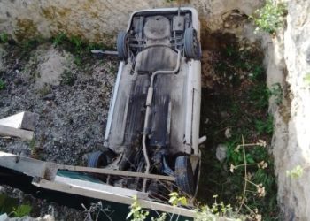 Vehículo cae en una zanja en Aldea Zama