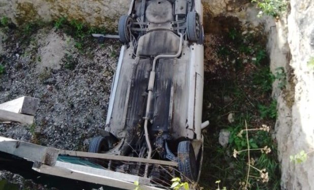 Vehículo cae en una zanja en Aldea Zama