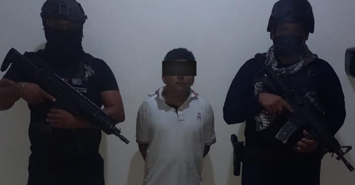 Detienen a masculino con droga y terminal de cobro en Tulum