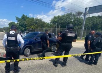 Aseguran a pareja de extranjeros que huía en un auto robado durante operativo en Cancún