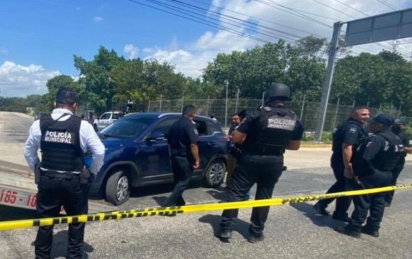 Aseguran a pareja de extranjeros que huía en un auto robado durante operativo en Cancún