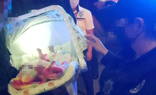 Elementos policiacos rescatan a un bebé encerrado en el interior de un vehículo en Cancún