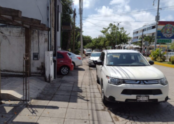 Decenas de autos mal estacionados en el centro de Cancún amanecen con infracciones