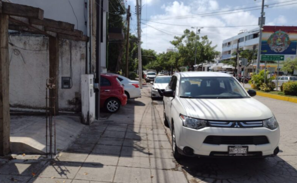 Decenas de autos mal estacionados en el centro de Cancún amanecen con infracciones