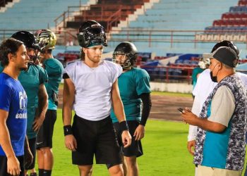 Clark Hazlett, el Quarterback Trotamundos de Los Tiburones