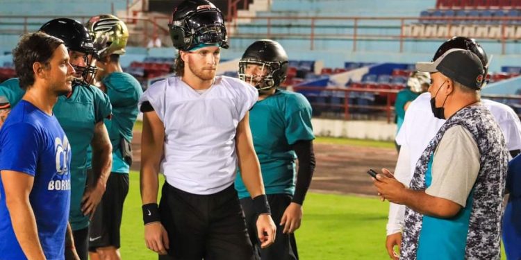 Clark Hazlett, el Quarterback Trotamundos de Los Tiburones