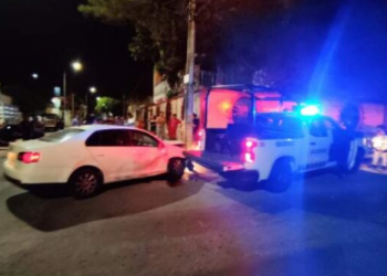 Patrulla de la Guardia Nacional choca contra carro en Playa del Carmen