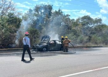 Se incendia auto en carretera de Quintana Roo