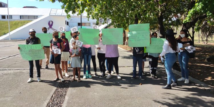 Se manifiestan por desaparición de escuelas de tiempo completo