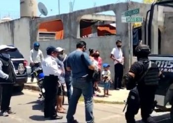 Repartidor se lía a golpes con un policía y lo encañona en Chetumal