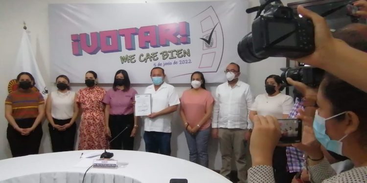 Recibe Nivardo Mena ante el IEQROO la constancia que lo acredita como candidato a gobernador por el MAS