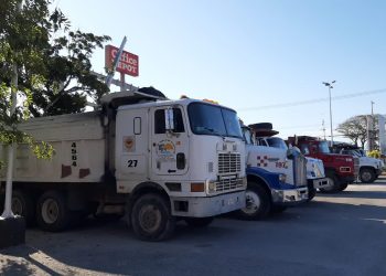 Se manifiestan volqueteros por falta de pago