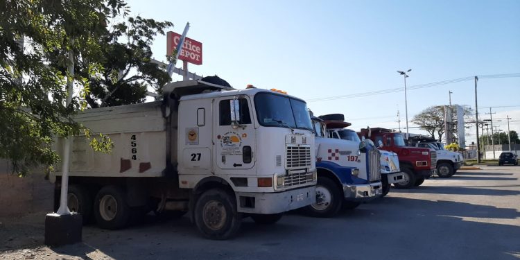 Se manifiestan volqueteros por falta de pago