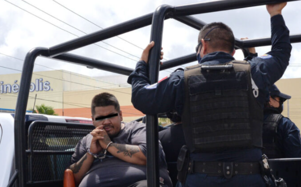 Aseguran a pareja por portación de armas y droga en Cozumel