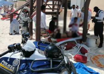 Socorristas rescatan a joven extranjero del mar en Cancún