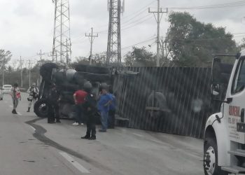 Vuelca tractocamión cerca de “Chemuyil”