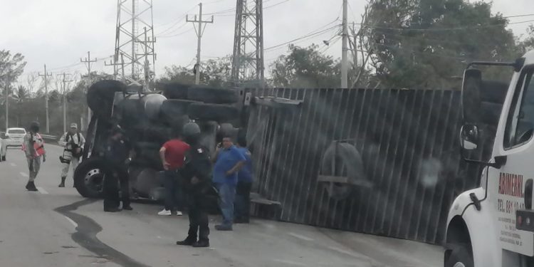Vuelca tractocamión cerca de “Chemuyil”