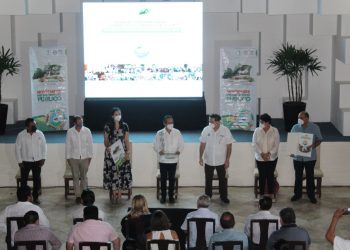 Atestigua Carlos Joaquín entrega de la Agenda Ciudadana para Desarrollo de Tulum