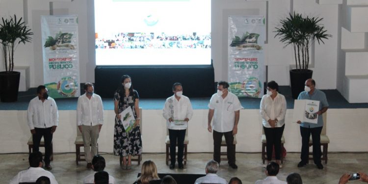 Atestigua Carlos Joaquín entrega de la Agenda Ciudadana para Desarrollo de Tulum