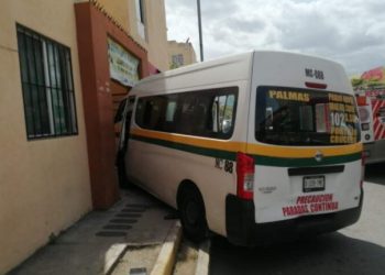 Combi termina estrellada contra edificio en Cancún