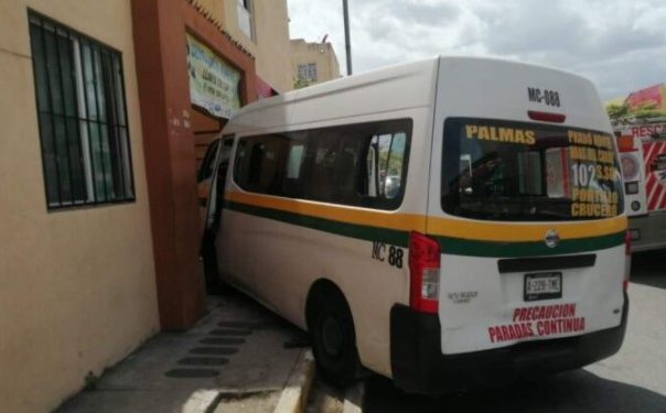 Combi termina estrellada contra edificio en Cancún