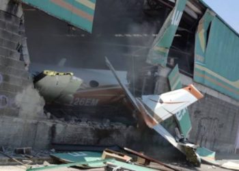 Se desploma una avioneta y termina estrellándose en un supermercado de Temixco